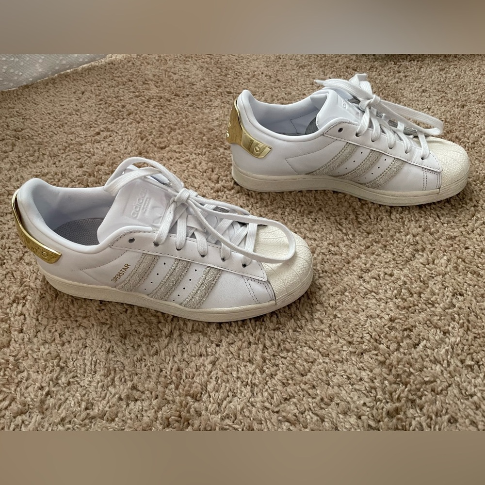 Adidas women’s superstar shoes size 6